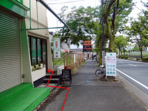 駐車場から出て左側に当店があります